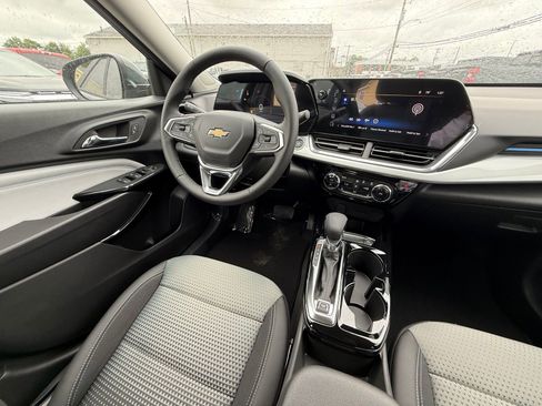 New 2026 Chevrolet Trax LT w/ LT Convenience Package FWD image 16