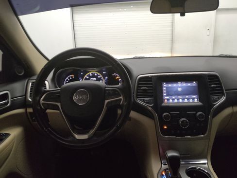 Used 2019 Jeep Grand Cherokee Laredo AWD/4WD image 22