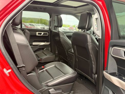 Used 2023 Ford Explorer XLT w/ Equipment Group 202A AWD/4WD image 17