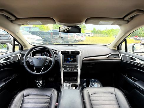 Used 2018 Ford Fusion SE w/ Equipment Group 602A FWD image 2