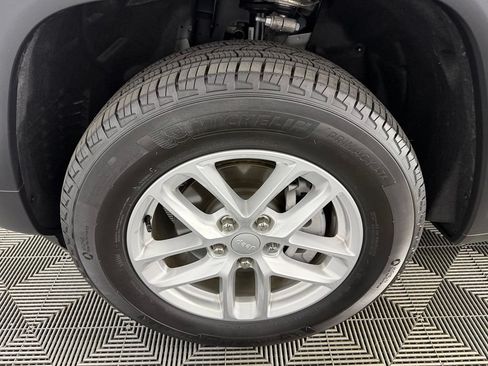 Used 2024 Jeep Grand Cherokee Laredo X RWD image 12