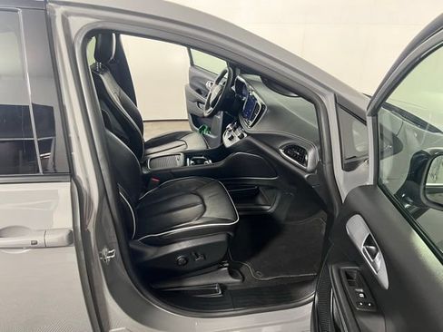 Certified 2025 Chrysler Pacifica Limited FWD image 33