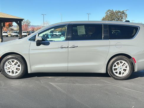 Used 2023 Chrysler Pacifica Touring-L image 6