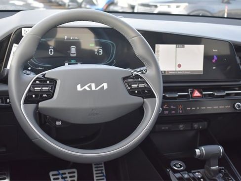 New 2025 Kia Niro EX Touring image 19
