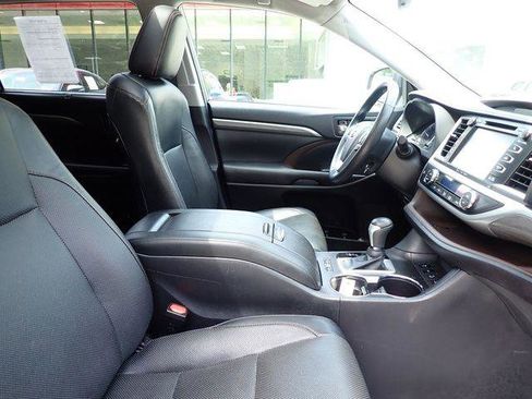 Certified 2019 Toyota Highlander Limited AWD/4WD image 3