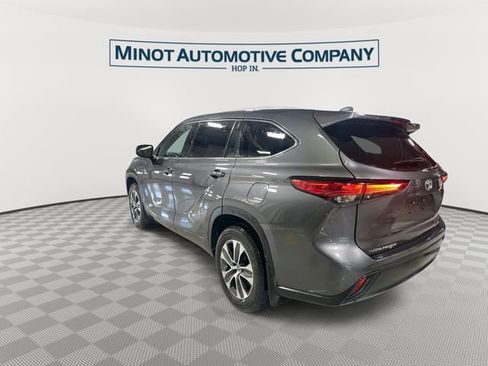 Used 2022 Toyota Highlander XLE AWD/4WD image 6