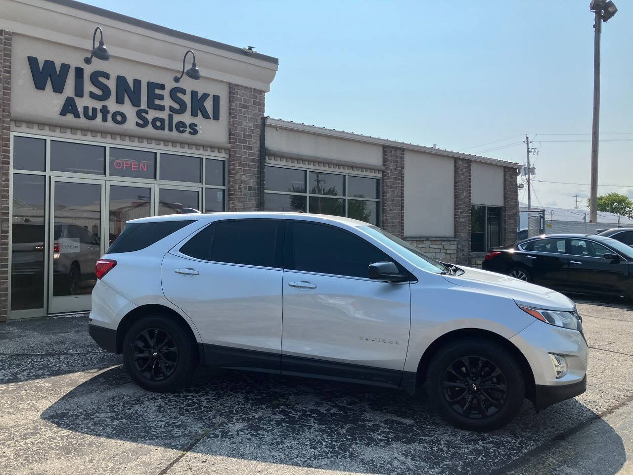 Used 2019 Chevrolet Equinox LT FWD image 2
