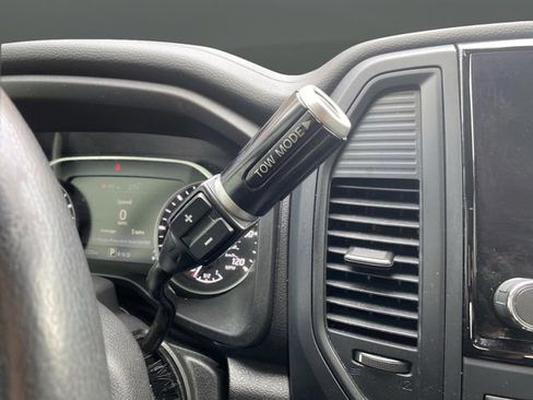 Used 2024 Nissan Titan SV w/ SV Convenience Package image 20