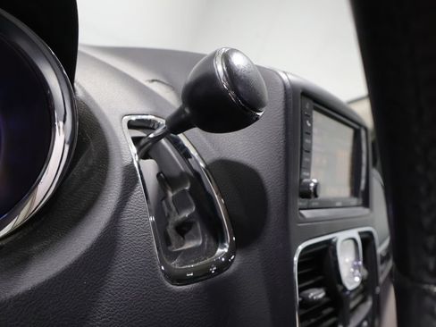 Used 2016 Chrysler Town & Country Touring FWD image 34