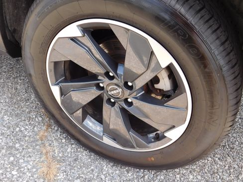 Used 2025 Nissan Rogue SV FWD image 11