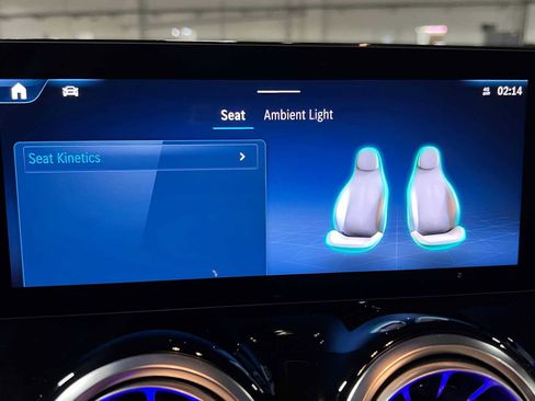 Used 2025 Mercedes-Benz GLB 250 image 31