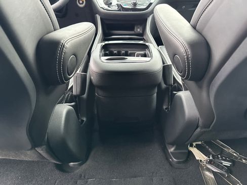 New 2023 Chrysler Pacifica Limited w/ Uconnect Theater Family Group image 33