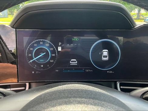Used 2025 Hyundai Elantra SEL FWD image 12