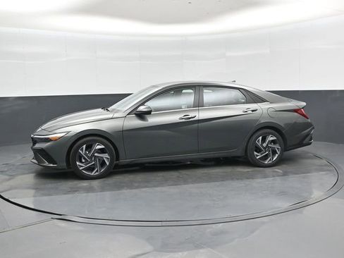Used 2025 Hyundai Elantra SEL image 7