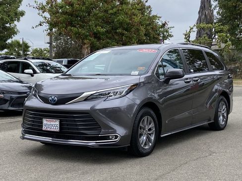 Certified 2023 Toyota Sienna XLE FWD image 40