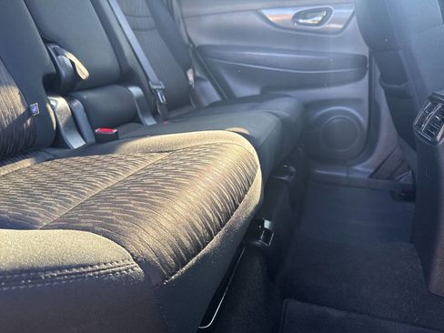 Used 2017 Nissan Rogue SV image 11