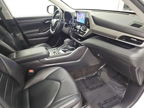 Used 2023 Toyota Highlander XLE AWD/4WD image 39