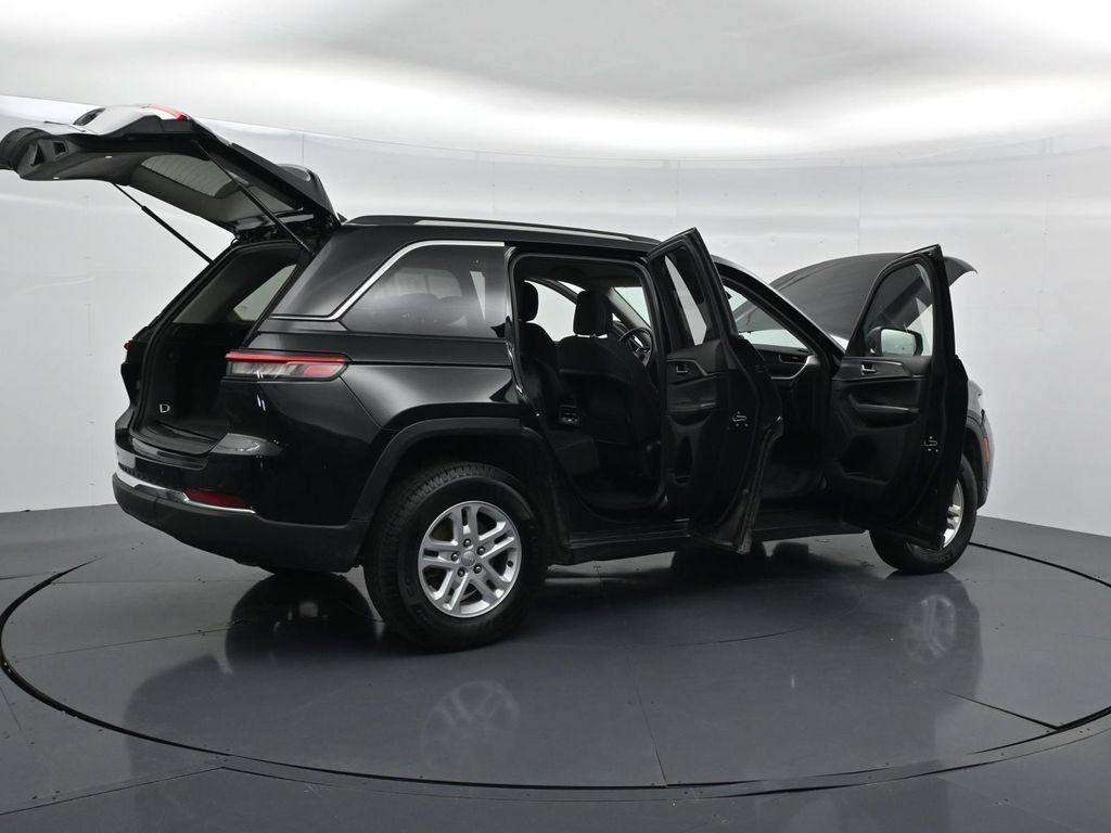 Used 2023 Jeep Grand Cherokee Laredo RWD image 38