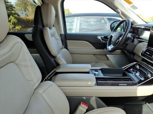 Used 2023 Lincoln Navigator Reserve image 11