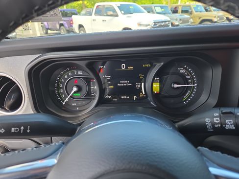 Certified 2025 Jeep Wrangler Unlimited Sahara w/ Safety Group AWD/4WD image 25
