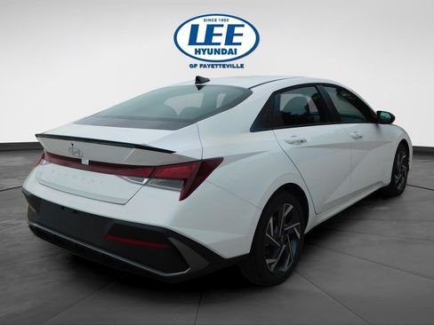 Used 2025 Hyundai Elantra Sport image 3