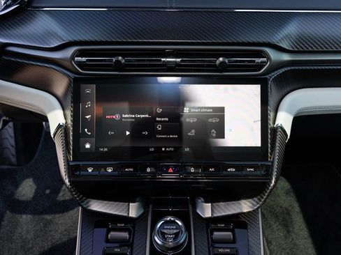 Used 2025 Aston Martin Vanquish V12 image 28