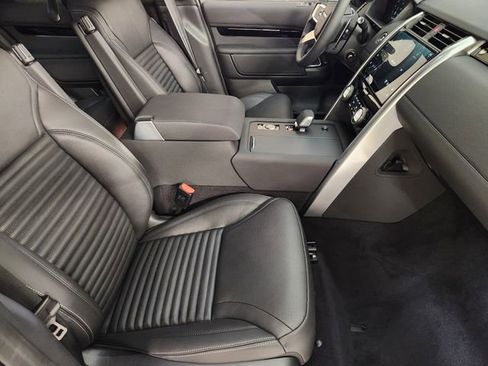 New 2026 Land Rover Discovery S image 3