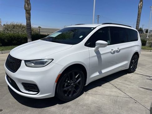 Used 2021 Chrysler Pacifica Touring-L w/ Uconnect Theater Family Group FWD image 4