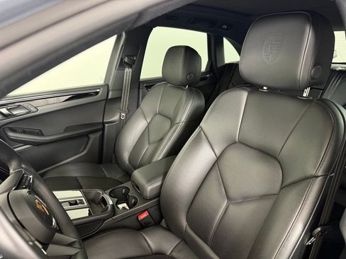 Certified 2025 Porsche Macan AWD/4WD image 5
