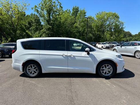 Used 2023 Chrysler Pacifica Touring-L FWD image 4