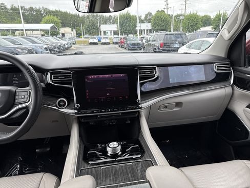Used 2022 Jeep Wagoneer Series III w/ Flexible Seating Group AWD/4WD image 29