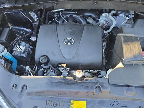 Used 2017 Toyota Highlander Plus AWD/4WD image 29