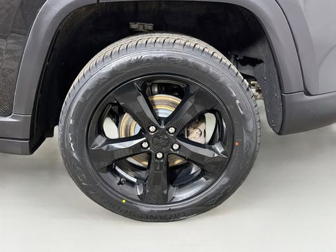 Used 2023 Jeep Grand Cherokee Limited w/ Black Appearance Package image 28