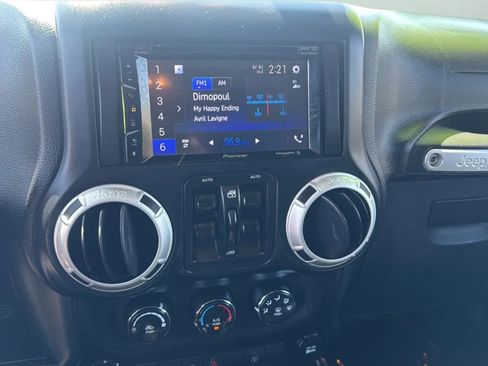 Used 2014 Jeep Wrangler Unlimited Sahara w/ Connectivity Group AWD/4WD image 14