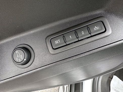 Used 2023 Chevrolet Equinox Premier AWD/4WD image 9