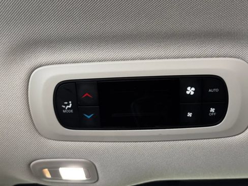 Used 2024 Chrysler Pacifica Limited FWD image 39
