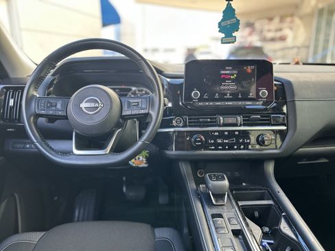 Used 2023 Nissan Pathfinder SV w/ Black Appearance Package image 18