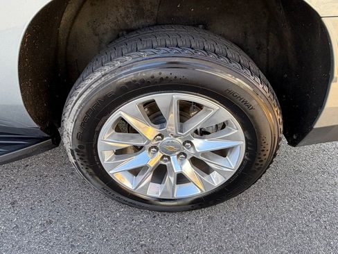 Used 2024 Chevrolet Suburban Premier image 13