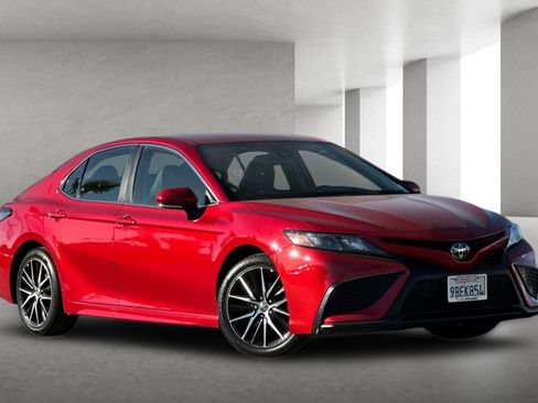 Used 2022 Toyota Camry SE w/ Convenience Package image 1