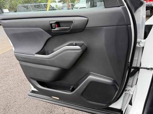 Used 2023 Toyota Highlander LE image 29