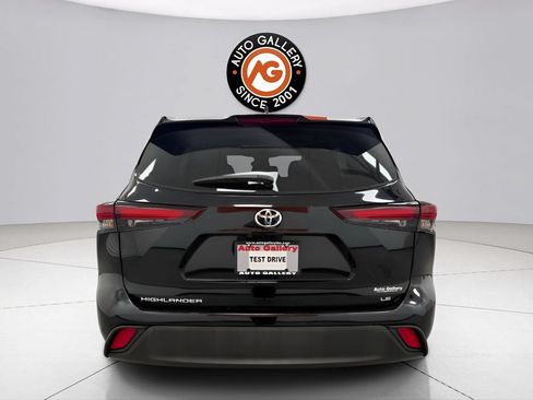 Used 2024 Toyota Highlander LE FWD image 4