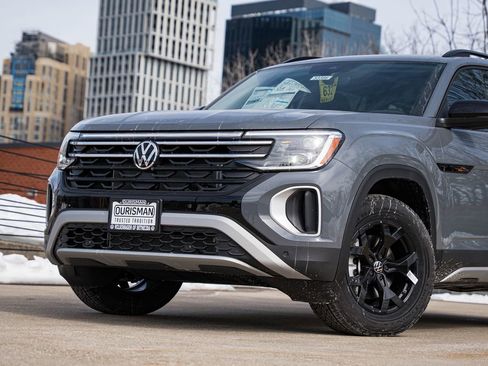 New 2026 Volkswagen Atlas Peak Edition image 2