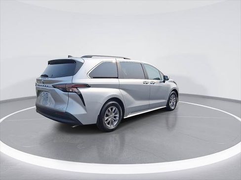 Certified 2023 Toyota Sienna XLE FWD image 9