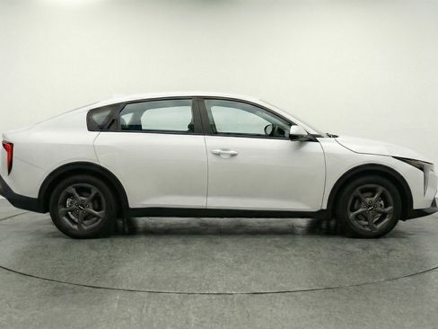 Used 2025 Kia K4 LXS image 11