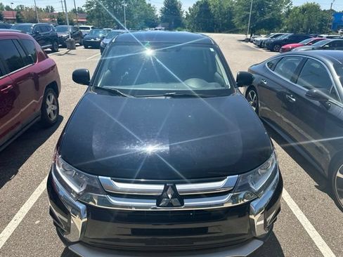 Used 2018 Mitsubishi Outlander AWD image 2