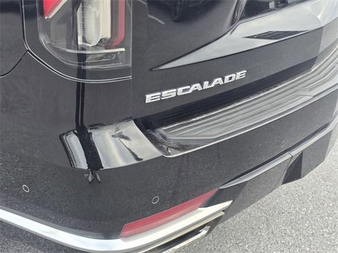 Used 2022 Cadillac Escalade Premium Luxury w/ Performance Package image 13