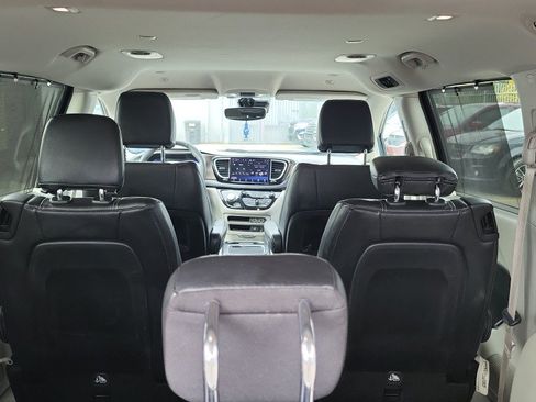 Used 2022 Chrysler Pacifica Touring-L FWD image 13