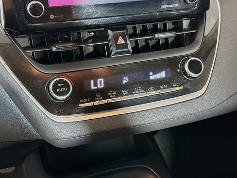 Used 2021 Toyota Corolla LE FWD image 23