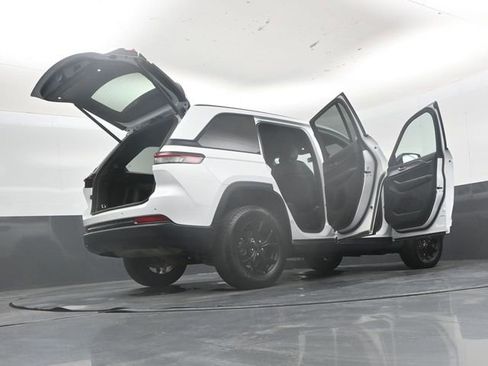 Used 2025 Jeep Grand Cherokee Altitude AWD/4WD image 54