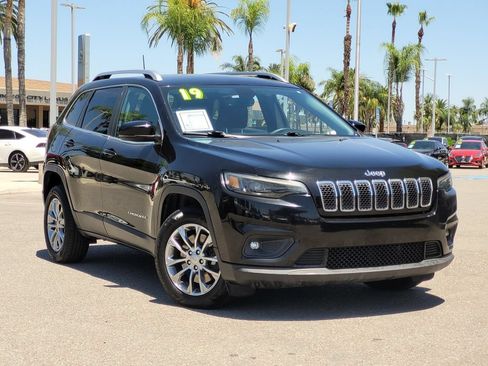 Used 2019 Jeep Cherokee Latitude Plus w/ Comfort/Convenience Group FWD image 2